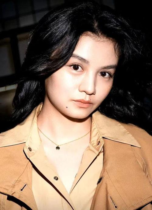 女演员吃瓜曝光,女演员吃瓜事件引发热议