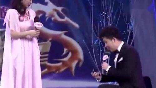 小伙求婚明星,小伙勇敢向明星表白，甜蜜瞬间感动无数网友