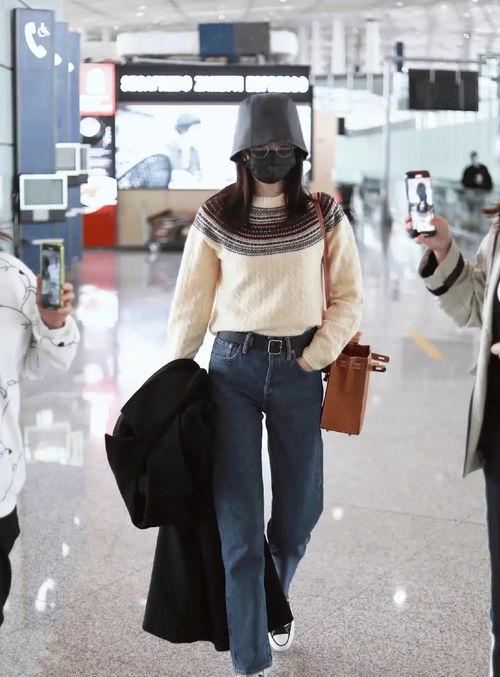 大陆女明星紧身牛仔裤,展现曼妙身姿