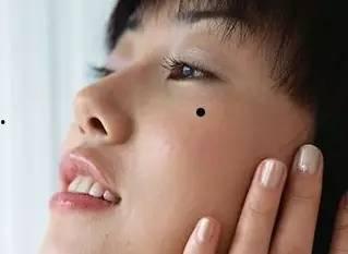 肩膀上有痣的明星,肩膀痣明星的独特魅力