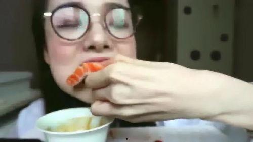 美女看鱼吃料图片真实,捕捉美女垂钓风采