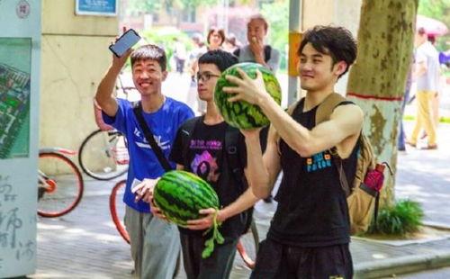 各校男女吃瓜,揭秘各校男女吃瓜现象背后的故事