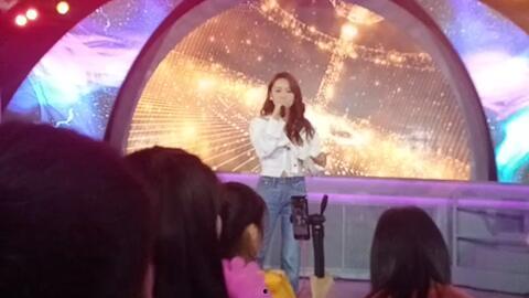 网红歌现场,观众沉浸音乐盛宴