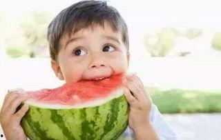 情侣休息吃瓜的危害,吃瓜需谨慎，警惕潜在危害