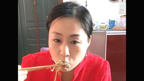 大姐吃瓜笑场图片,欢乐瞬间定格