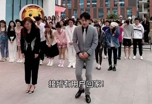 网红现身粉丝下跪,现场感人瞬间